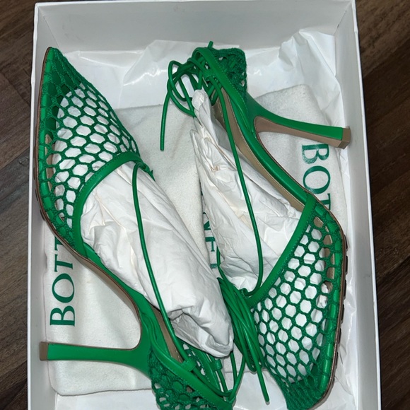 1000% Authentic Bottega Veneta Stretch Lace-Up Sandal in the color Grass. - Picture 3 of 9